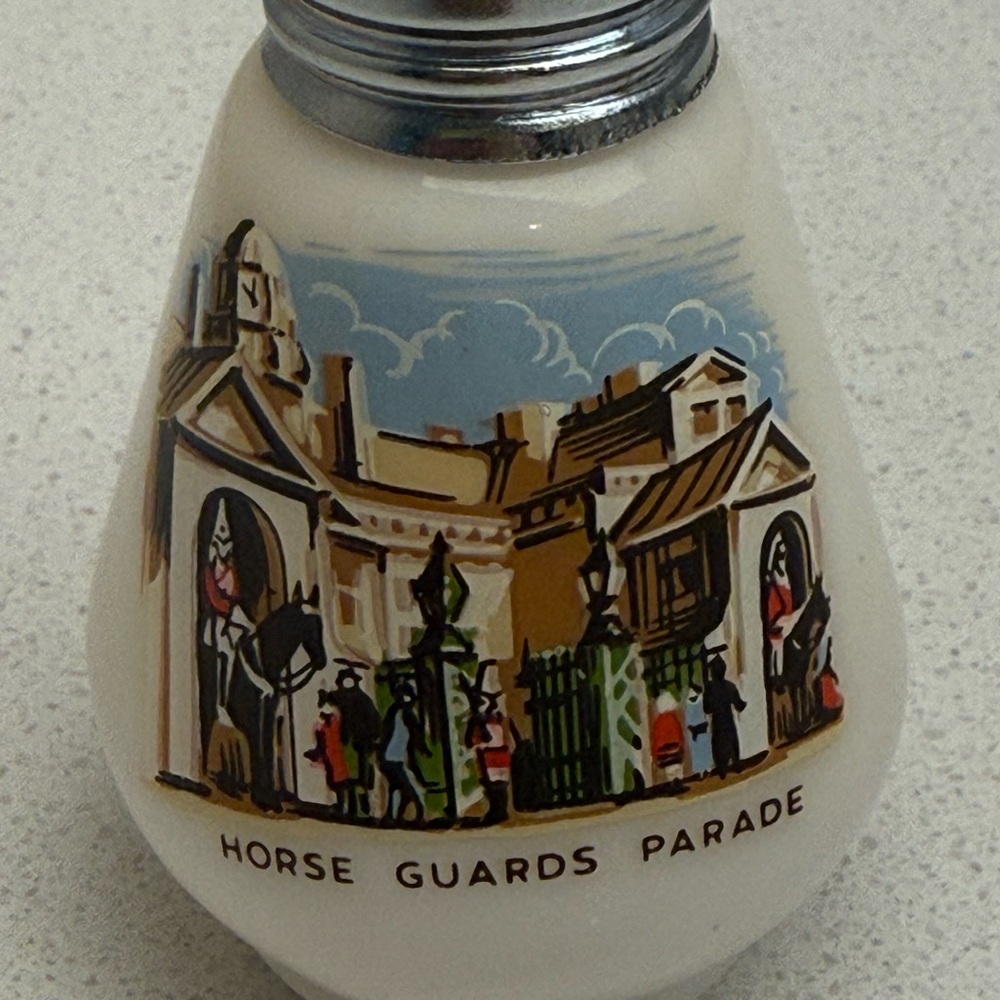Vintage London Salt & Pepper Shakers Trafalgar Square Horse Guards Parade - Picture 11 of 13